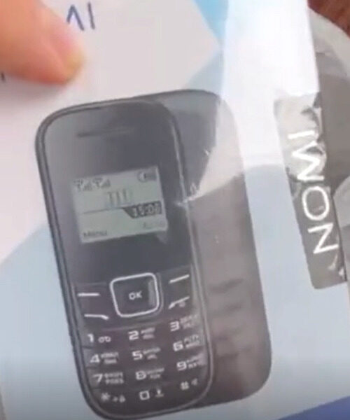 Пенсіонери Бородянки отримали мобільні телефони замість вкрадених росіянами