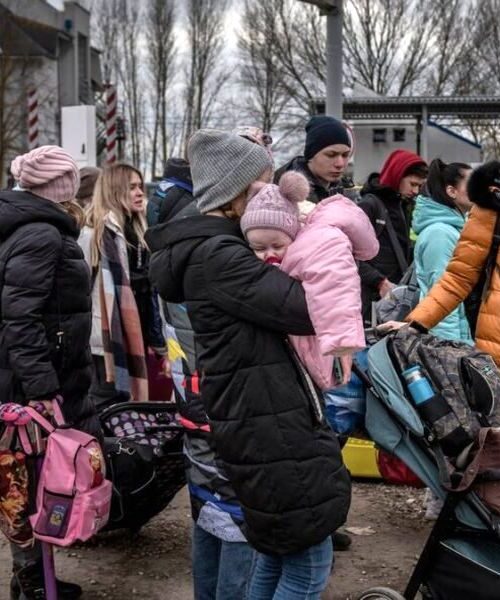 Через війну 2 млн українців стали переселенцями, понад 5 млн – біженцями
