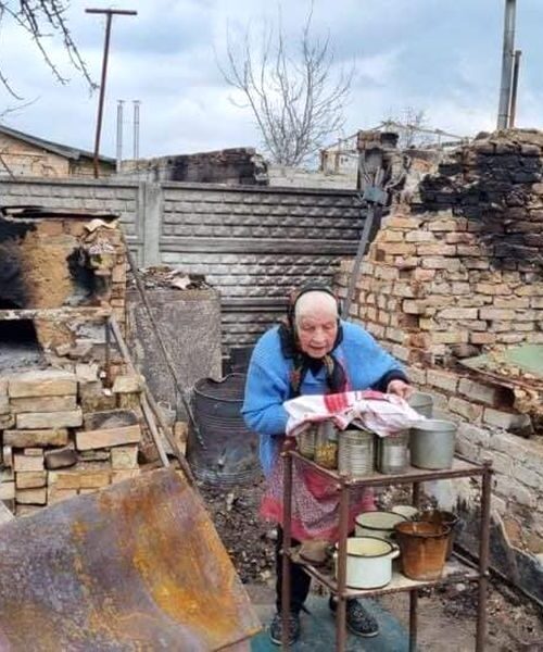 На Київщині пенсіонерка пекла паски на руїнах власного будинку