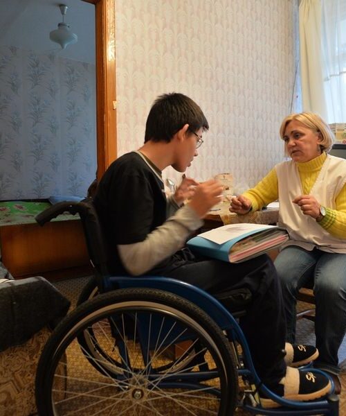 Під час війни літні люди та особи з інвалідністю можуть отримати екстрену соціальну допомогу