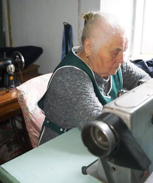Пенсіонерка з Вінниччини шиє «мобільні матраци» для українських військових