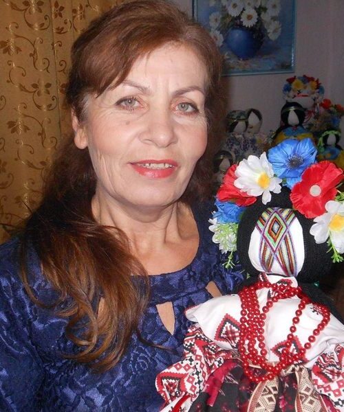 Майстриня з Тернопільщини робить ляльки-мотанки з реальних героїв війни