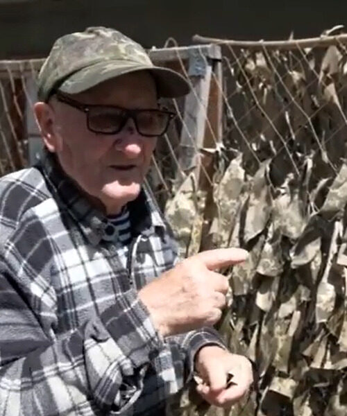 90-річний пенсіонер з Вінниччини сплів понад сотню маскувальних сіток