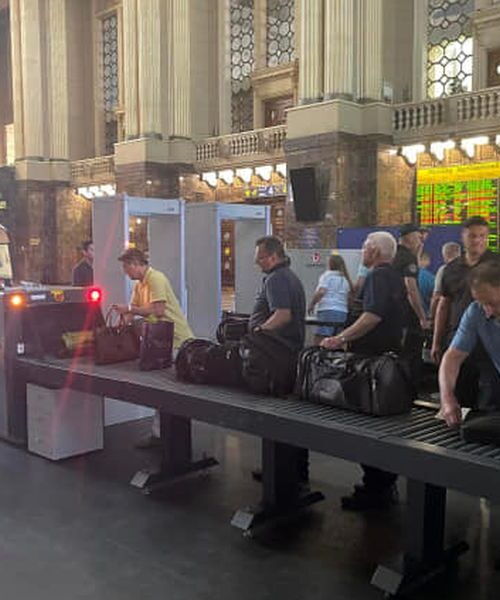 Металошукачі та інші системи огляду: на залізничному вокзалі в Києві посилюють безпеку