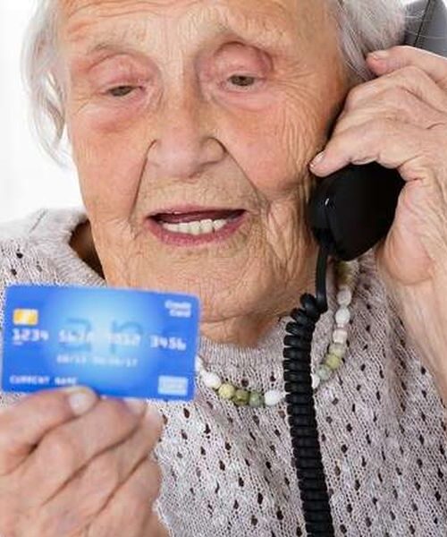 Пенсіонери за кордоном можуть відкрити картку для виплат дистанційно