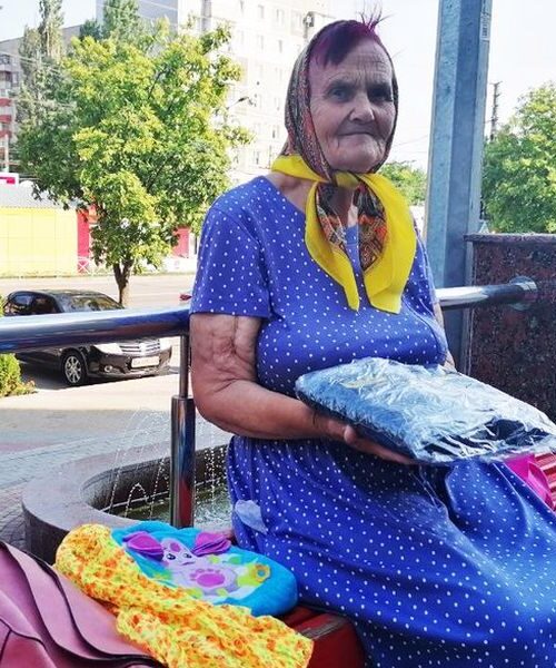 Пенсіонерка з Кропивницького розпродує речі, аби забезпечити українських військових шкарпетками