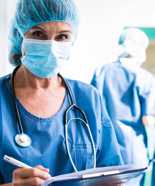 Внутрішньо переміщені медпрацівники можуть отримувати зарплату за основним місцем роботи