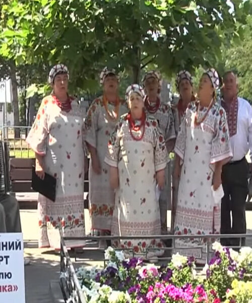 Пенсіонери із Дніпра влаштовують концерти, щоб зібрати гроші для ЗСУ