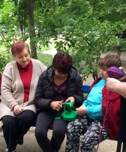 На Кіровоградщині пенсіонерки «працюють на ЗСУ», в’яжучи килимки