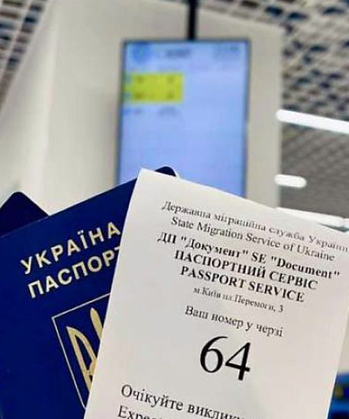 Місця на оформлення українських паспортів у Польщі почали продавати