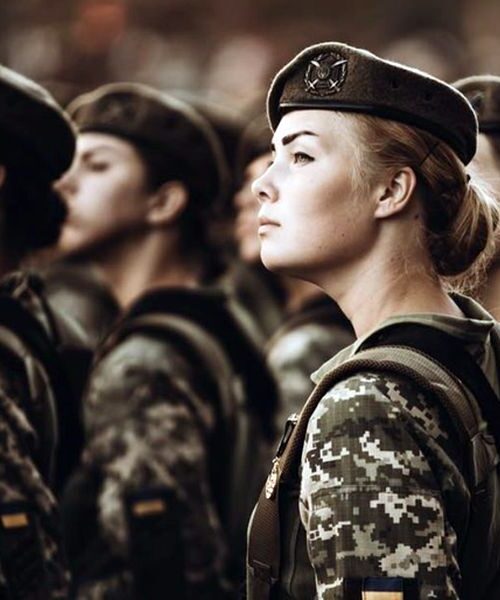 Чоловіки жінок-військовослужбовців мають право на виїзд за кордон під час війни