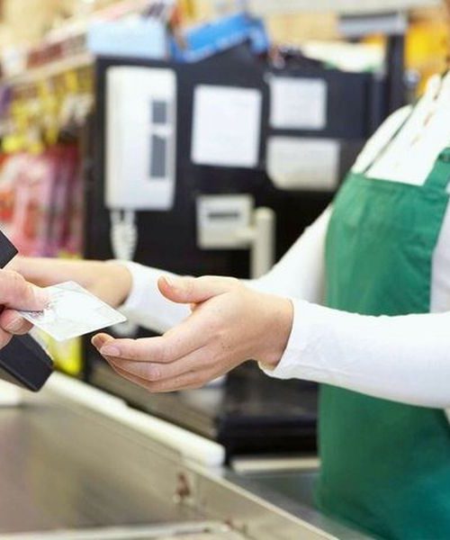 Мешканці деокупованих територій можуть зняти готівку с картки на касах супермаркетів, аптек та заправок