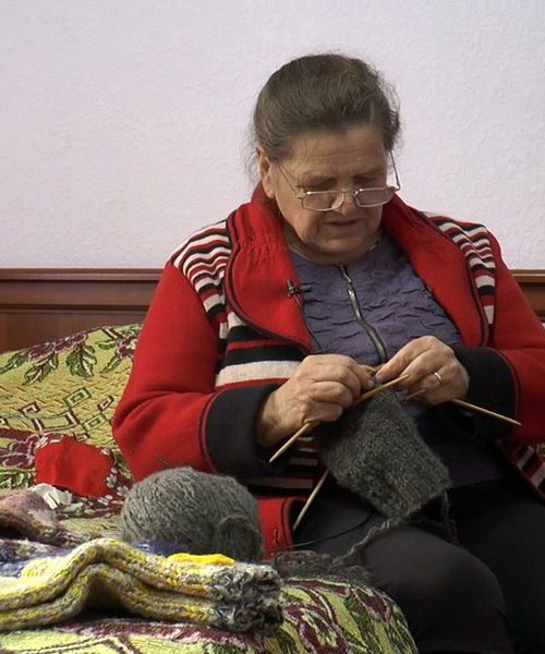 Пенсіонерка з Франківщини розпускає теплі речі та в’яже з них шкарпетки на фронт (ФОТО)