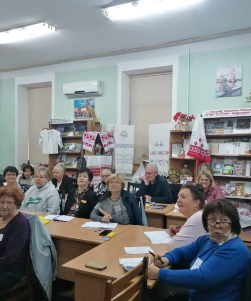 Літні українці опановують сучасні науки та знаходять друзів в університеті для пенсіонерів