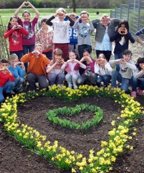 Нідерланди покращать емоційний стан дітей в Україні квітами