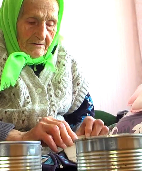 Понад сотню окопних свічок щодня виготовляє 93-річна пенсіонерка на фронт (ФОТО)