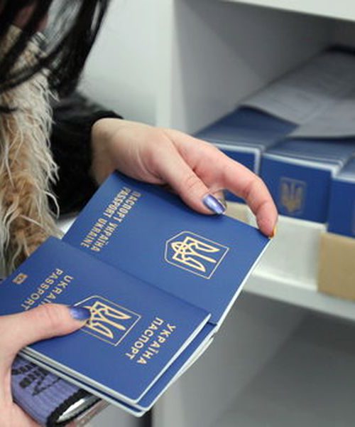 Для отримання виготовлених паспортів у найближчому підрозділі ДМС потрібно подати звернення
