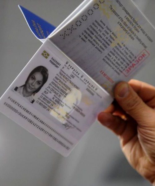 Українці зможуть продовжувати термін дії паспортів та вносити в них дані про дітей за кордоном