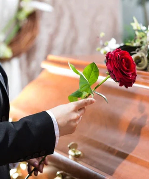 Допомогу на поховання можна отримати навіть, якщо пенсіонер помер за кордоном