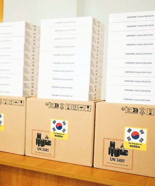 Школярі із семи областей отримають безкоштовні планшети від корейців