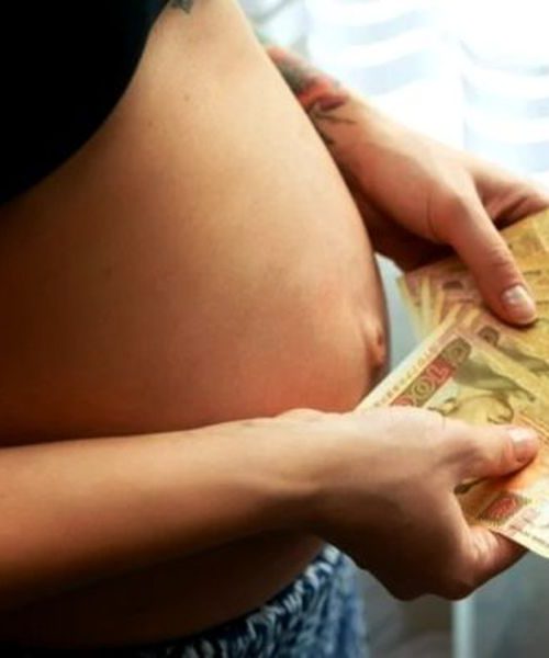 Як здійснюються виплати за лікарняними по вагітності та пологах