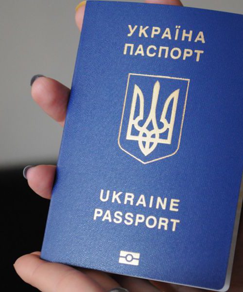 Паспорти дозволили пересилати за кордон