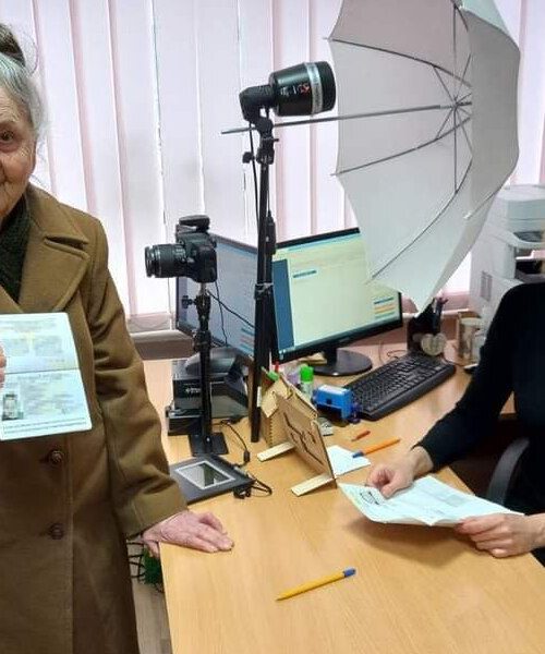 91-річна пенсіонерка із Київщини оформила перший в житті закордонний паспорт