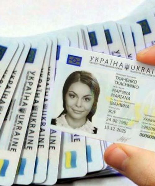 Перший паспорт 14-річні українці можуть оформити в Польщі