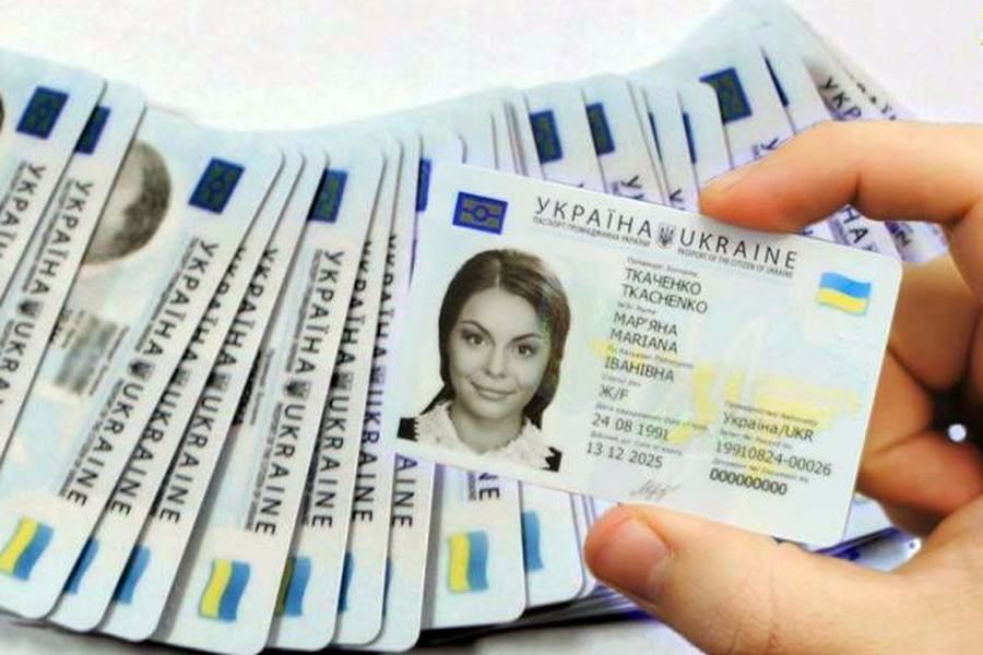 Перший паспорт 14-річні українці можуть оформити в Польщі | social.com.ua