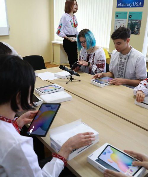 Понад тисячу планшетів отримали діти з вразливих категорій у Запорізькій та Луганській областях