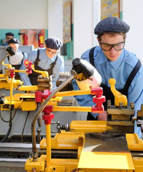 Половину української молоді направлять на здобуття професійної освіти