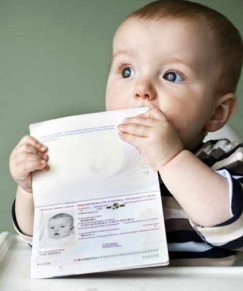 Батьки можуть одночасно оформити закордонний паспорт собі та дитині