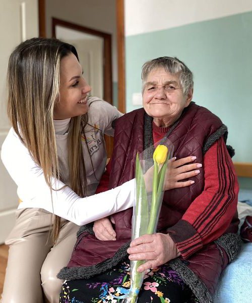 «Самотніх стареньких стало ще більше й вони потребують нашої підтримки», — благодійниця