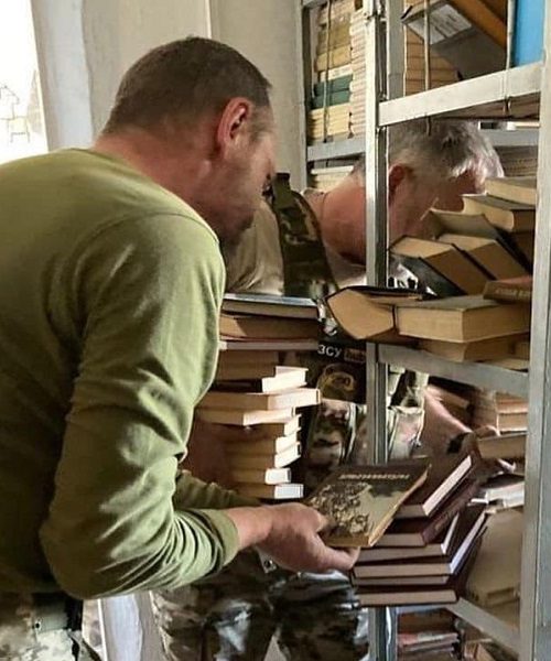 Захисники врятували 5 тонн книг зі знищених бібліотек Донеччини