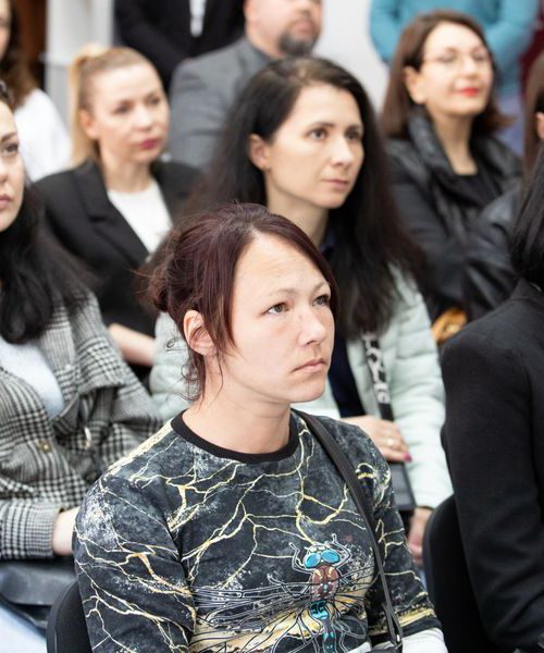 У Києві жінок у складних життєвих обставинах навчають перукарської майстерності (ФОТО)