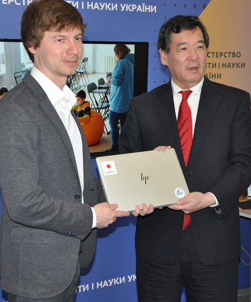 Японія передала 340 ноутбуків українським освітнім центрам