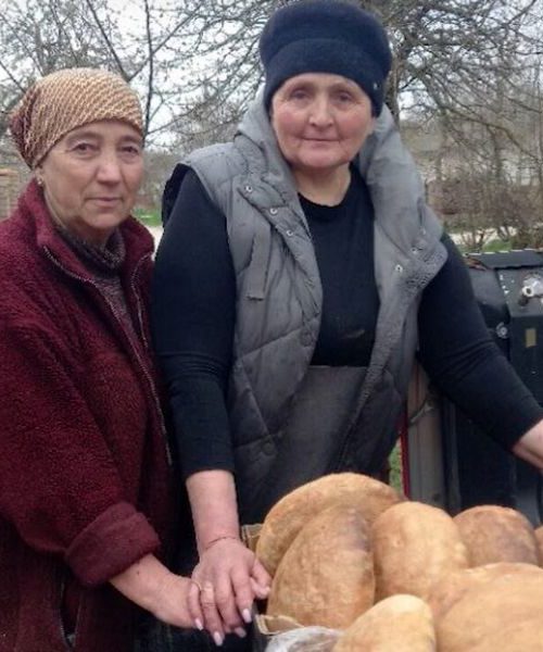 Пенсіонерка з Тернопільщини спекла тисячу хлібин на передову