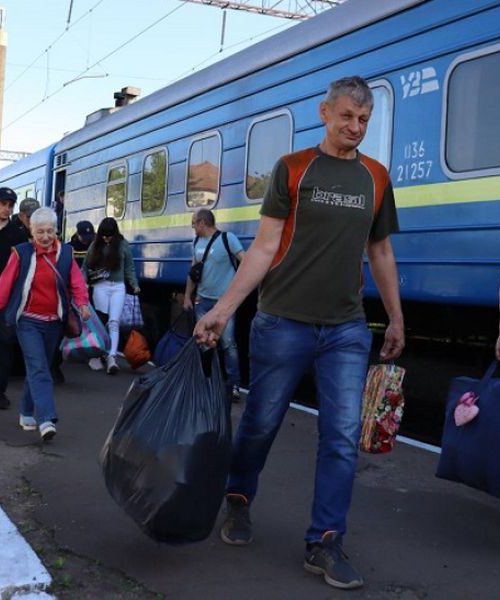 Кількість безкоштовних евакуаційних рейсів з Донеччини скоротили