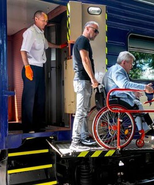 У потягах далекого сполучення з’являться підйомники для осіб з інвалідністю