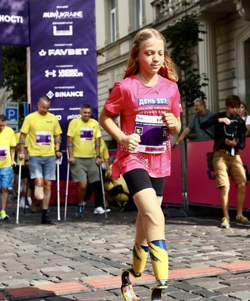 Здолала дистанцію на бігових протезах: у півмарафоні у Львові взяла дівчинка, яка втратила обидві ноги під час обстрілу вокзалу в Краматорську