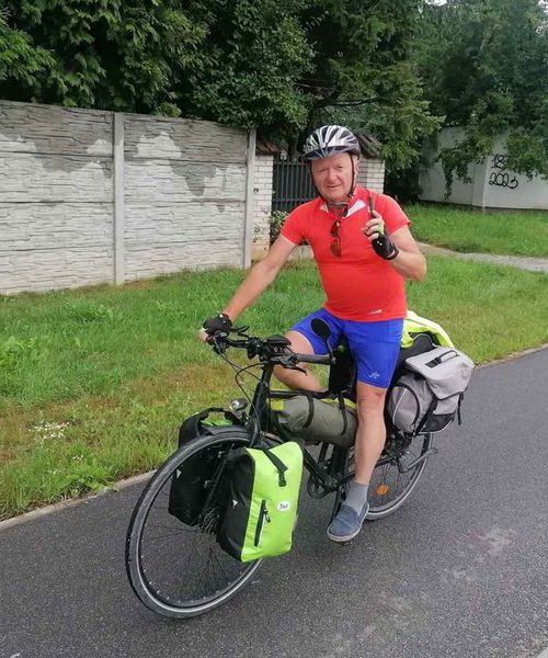 Пенсіонер-музикант об’їхав Європу на велосипеді: виступами зібрав кошти для ЗСУ