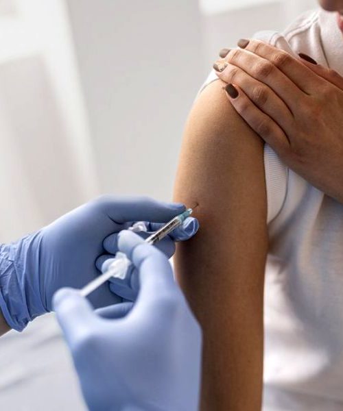 Для частини українців вакцинацію від коронавірусу можуть зробити обов’язковою